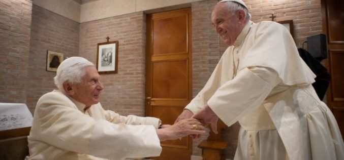 Папата Фрањо му го честита на почесниот папа Бенедикт XVI јубилејот 70 години свештенство