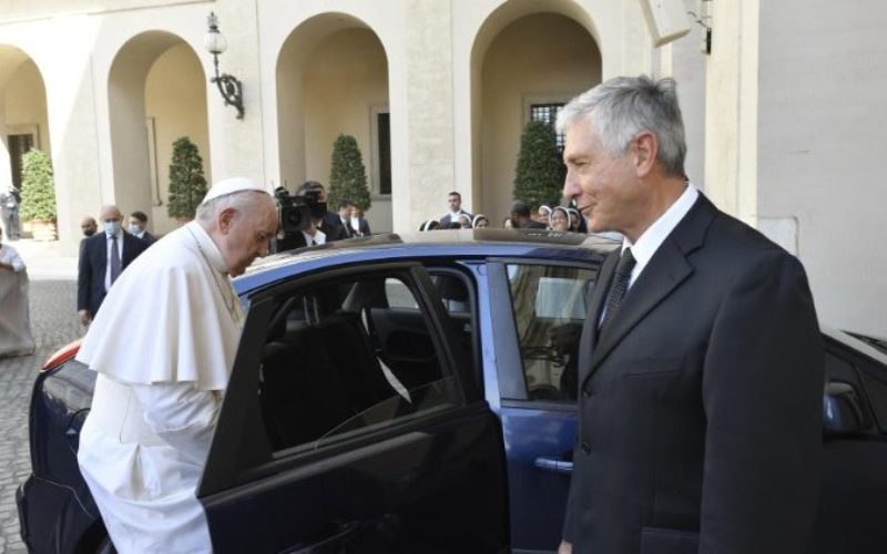 Папата се заблагодари на својот возач кој заминува во пензија