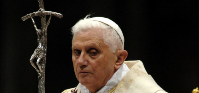Бенедикт XVI ревносно се моли за папата Фрањо по операцијата