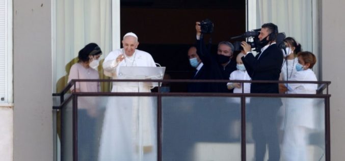 Папата Фрањо молеше Ангел Господов од поликлиниката Џемели