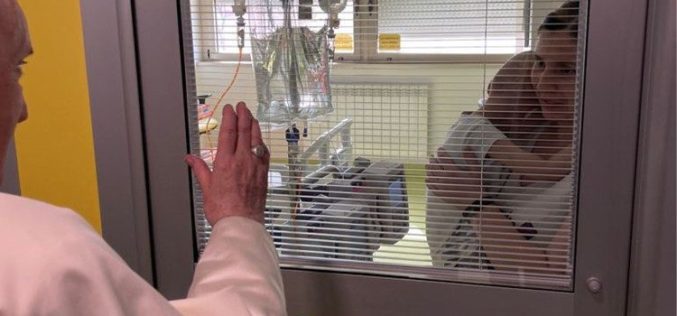 Папата Фрањо ги посети пациенти на одделот за детска онкологија