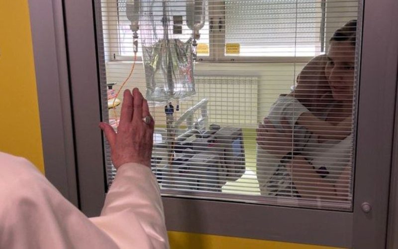 Папата Фрањо ги посети пациенти на одделот за детска онкологија