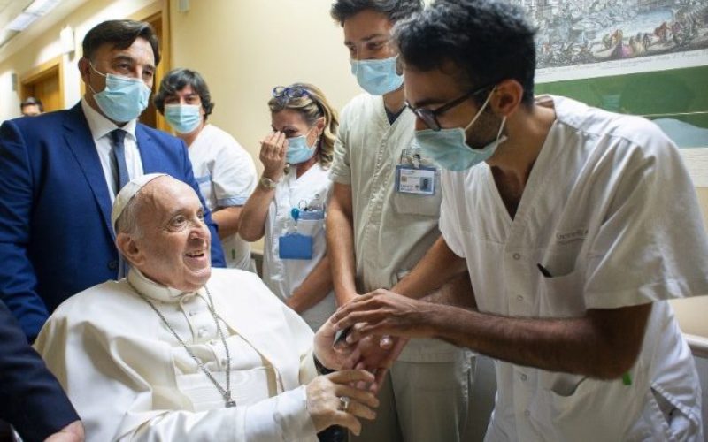 Папата се заблагодари на болницата Џемели