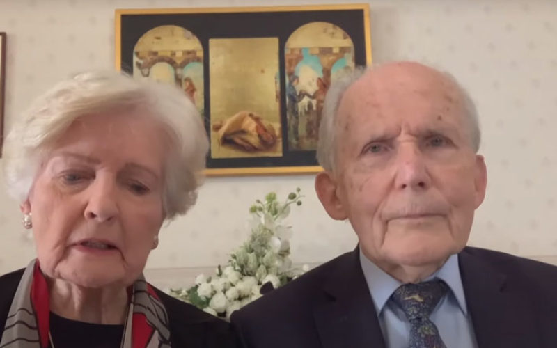 Папата моли со баби, дедовци и стари лица од целиот свет