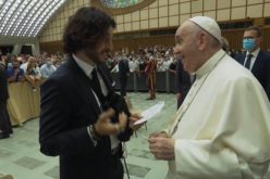 Папата се сретна со тимот од серијата Chosen