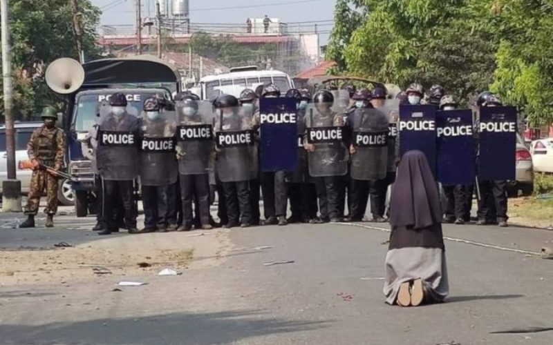 Се сеќавате ли на монахињата која клекна пред полицајците? Повторно покажува неверојатна храброст
