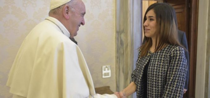Папата Фрањо ја прими нобеловката Надија Мурад