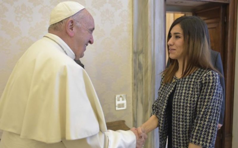 Папата Фрањо ја прими нобеловката Надија Мурад