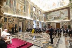 Папата ги повика политичарите да се фокусираат на промовирање на интегрален човеков развој и мир