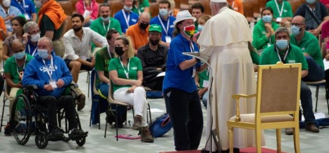 Папата: Одете на перифериите, полни се со осаменост
