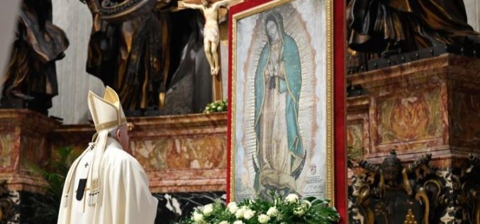 Папата: Марија нѐ учи да го слушаме гласот на заборавените