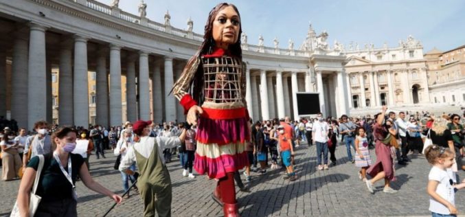 Кукла бегалец на плоштадот Свети Петар
