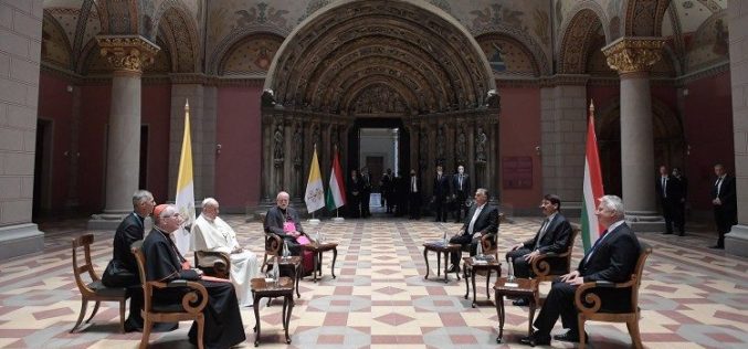 Папата се сретна со унгарскиот претседател и премиер