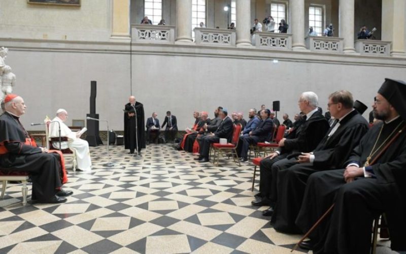 Папата до Евреите и христијаните: Учете се на братство за да не преовладее омразата