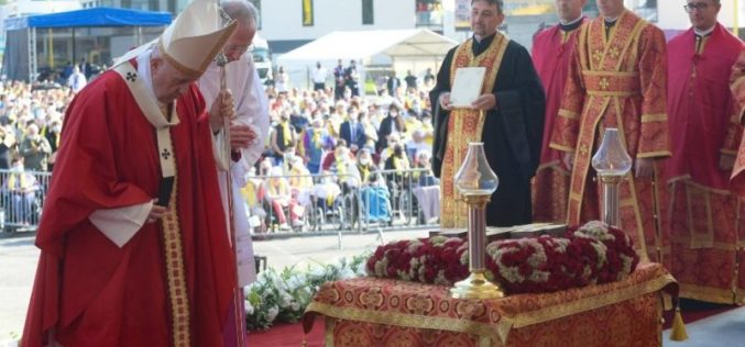 Папата служеше Божествена литургија во Прешов