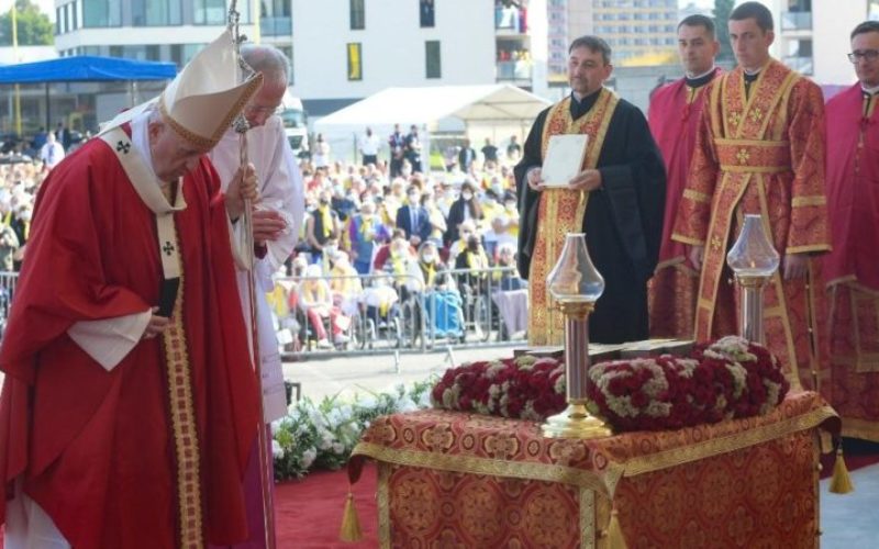Папата служеше Божествена литургија во Прешов