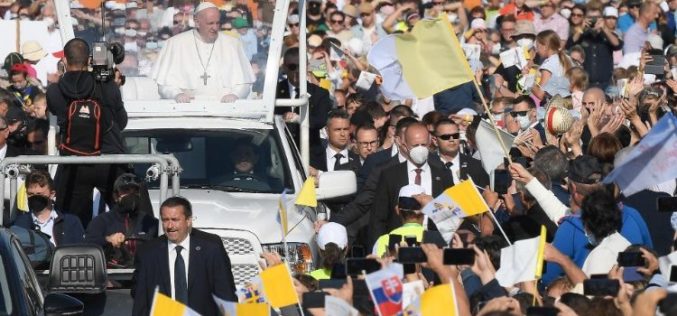 Папата Фрањо:  Црквата која стои започнува да пропаѓа