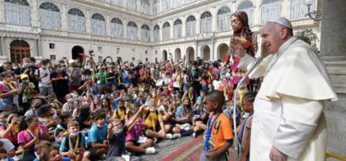 Папата Фрањо ги благослови децата, учесниците на Маршот за прифаќање