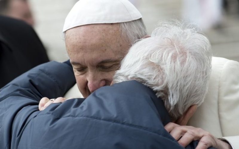 Папата до постарите свештеници: Староста не е болест, туку привилегија