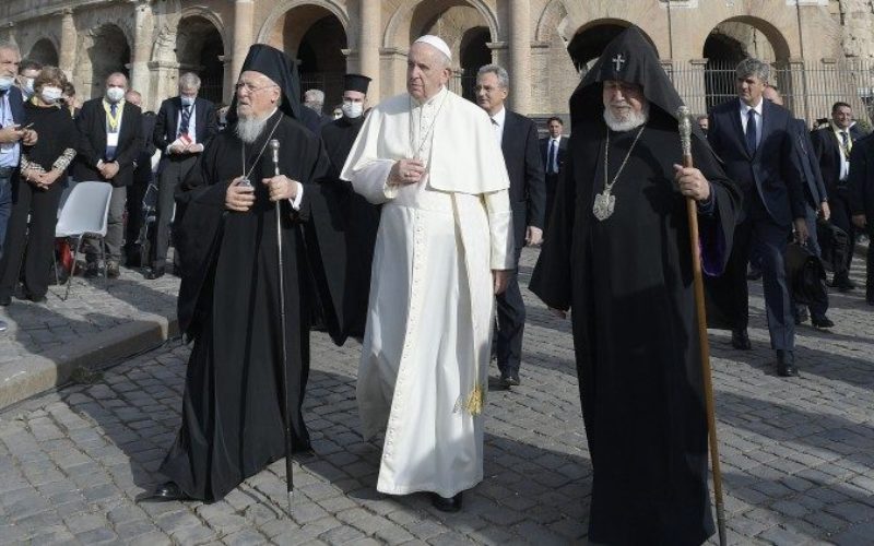 Папата Фрањо: Религиите се повикани да го разоружаат човечкото срце