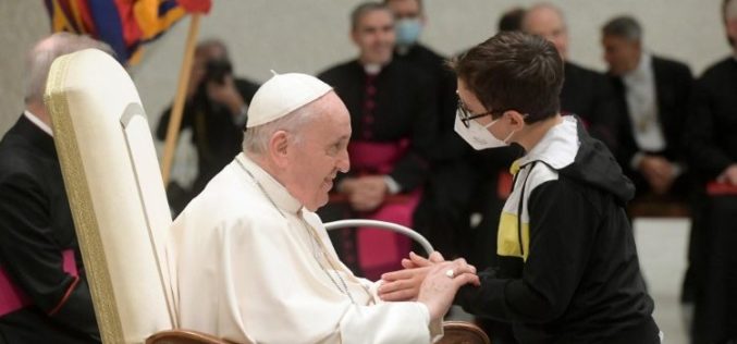 Сведоштвото од срце на детето кое му пријде на Папата
