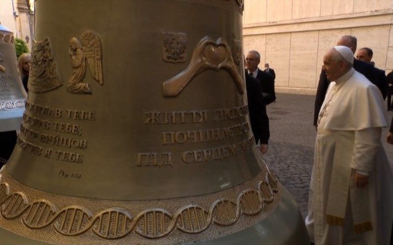 Папата ги благослови камбаните – „Гласот на неродените“