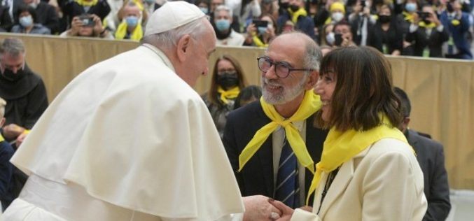 Папата: Потребни се парови кои сведочат дека кризата не е проклетство, туку прилика