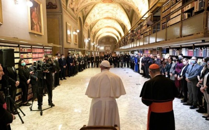 Папата отвори нов изложбен простор во Ватиканската библиотека