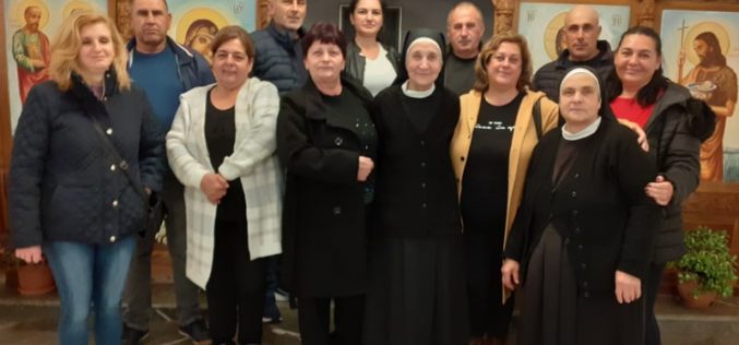 Верниците од Моин заедно со сестрите Евхаристинки молат за успех на Синодата
