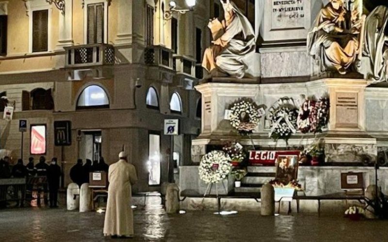 Папата се помоли пред статуата на Безгрешната на Шпанскиот плоштад