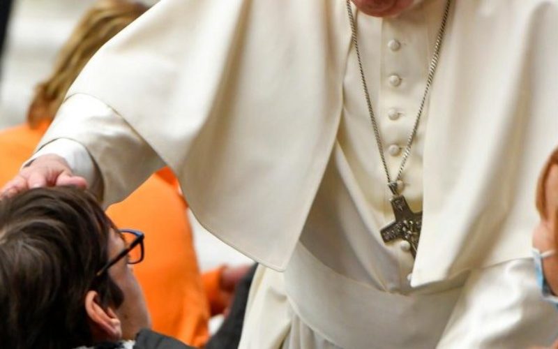 Папата: Грижата за лицата со посебни потреби е размена на дарови