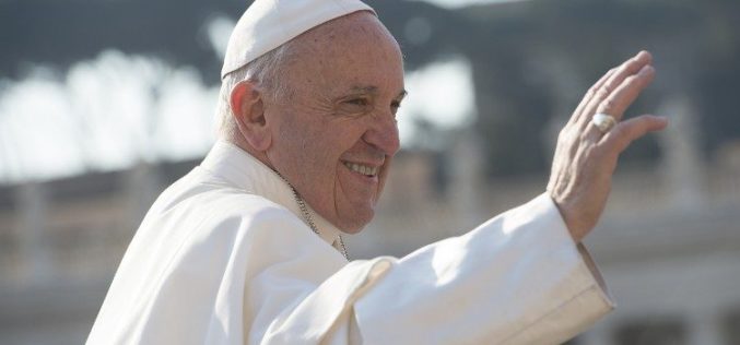 Папата: Меѓугенарациски дијалог, образование и работа се трите патишта за градење на траен мир