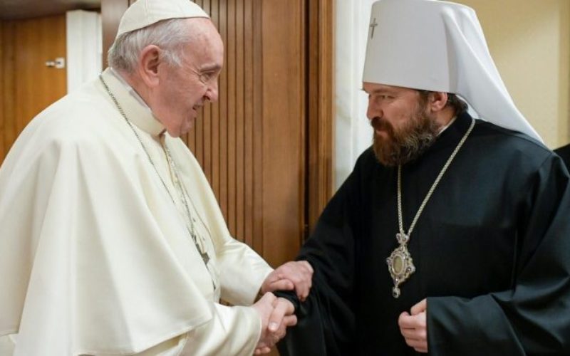 Папата Фрањо се сретна со рускиот православен митрополит Иларион