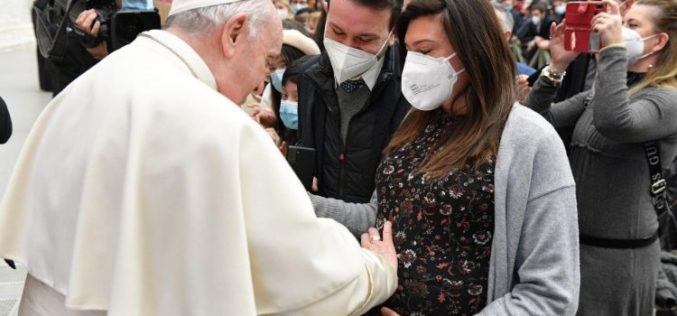 Папата до вработените во Ватикан: Семејството е привилегирано место каде што се покажува Божјата Промисла