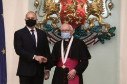 Апостолскиот нунциј Пекорари одликуван од бугарскиот претседател со државна награда