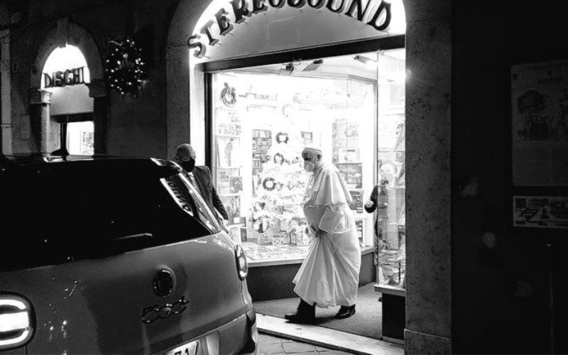 Ненадејна посета на Папата во продавница за плочи во Рим