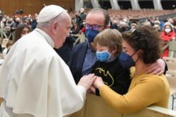Папата на Генералната аудиенција: Господ со нежност ги допира нашите рани
