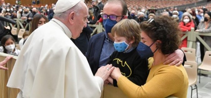 Папата на Генералната аудиенција: Господ со нежност ги допира нашите рани