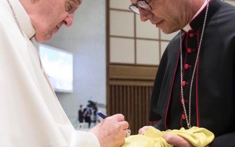 Папата му испрати на Меси дрес на Атлетика Ватикана