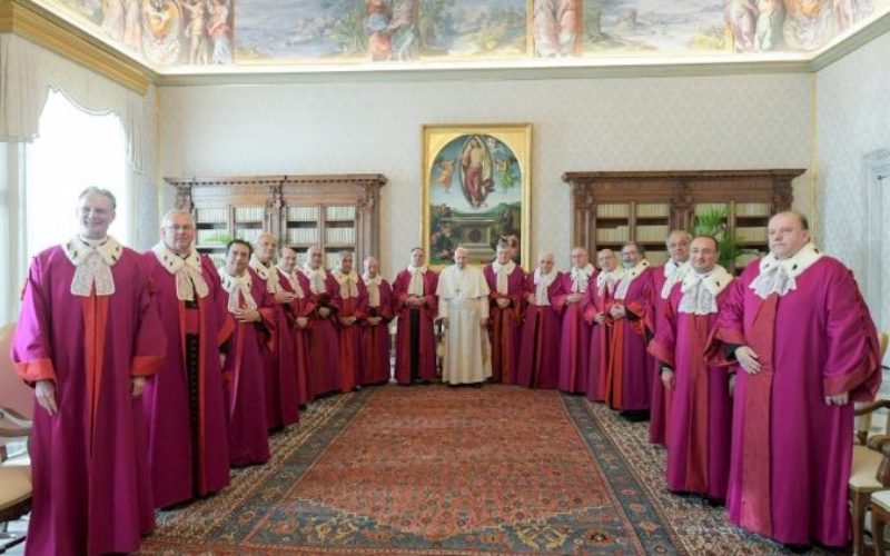Папата до членовите на Римската рота: Слушање и расудување