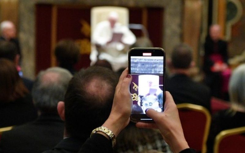 Папата Фрањо до католичките медиуми: Работете заедно за вистината