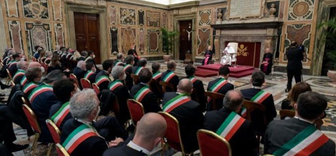 Папата до локалните власти: Почнете од периферијата, бидете блиски со луѓето