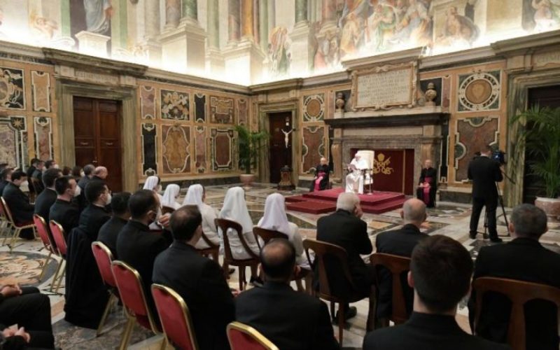 Папата до свештениците: Бидете искоренувачи на нееднаквоста