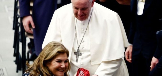 Мајката на Кристијано Роналдо му подари на папата Фрањо дрес од нејзниот син