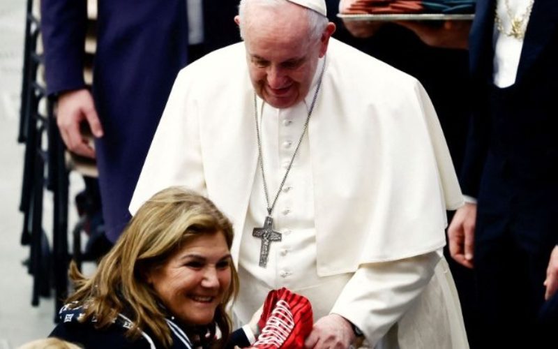 Мајката на Кристијано Роналдо му подари на папата Фрањо дрес од нејзниот син