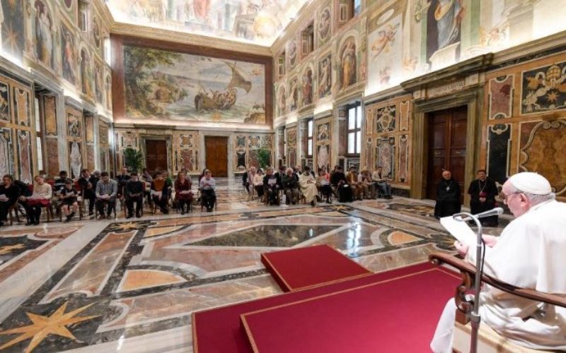 Папата до уметници: Убавината е потребна денес