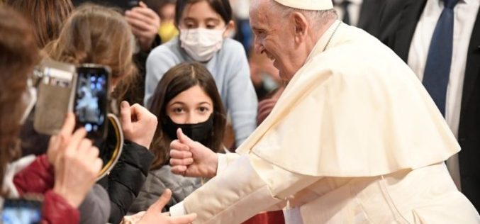 Папата се помоли за украинските деца и млади
