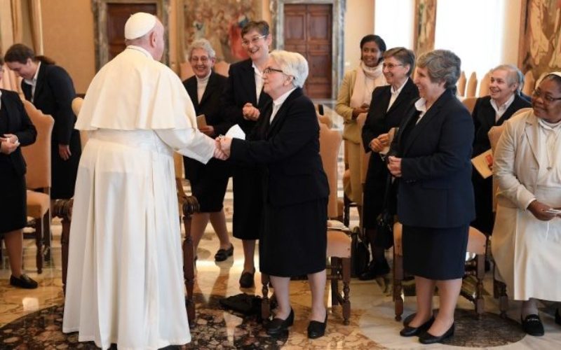 Папата: Заедничкото одење е суштината на посветениот живот