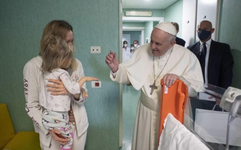 Папата Фрањо ги посети украинските деца во болницата Bambino Gesù