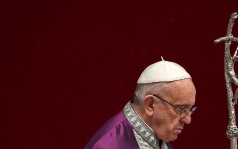 Папата Фрањо упати писмо до бискупите во целиот свет
